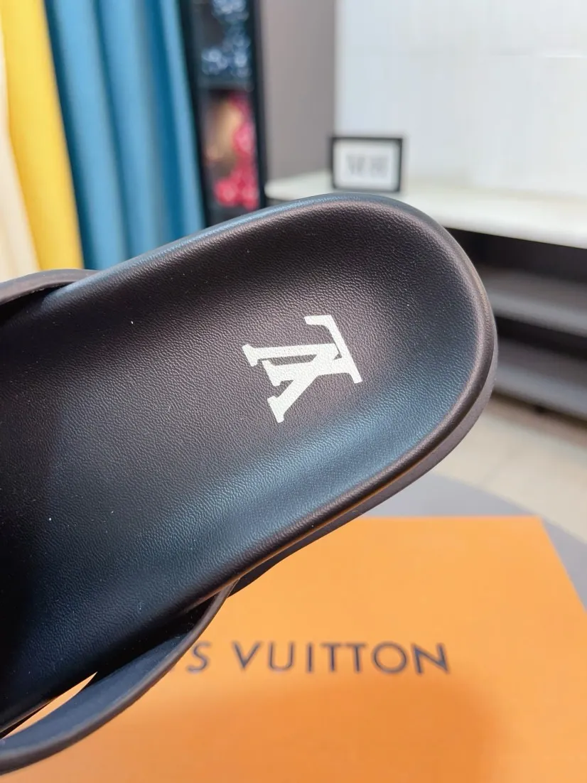 Men's shoes 💰360🌹🌹 (lv-Louis Vuitton) new men's sandals, high-end boutique, exquisite embossed logo decoration on the upper, fine workmanship, super soft soles, casual, loose and comfortable, a must-have in summer! \nsize：38-44